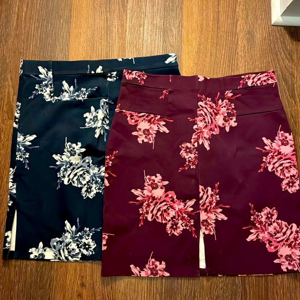 Petite floral skirts. Elastic waist band with zipper. Size Large. Simply Styled